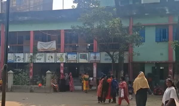 ভূমিকম্পের প্রভাবে ফরিদপুরে প্রাথমিক বিদ্যালয়ের ভবনে ফাটল, ঝুঁকির মুখে তিন শতাধিক শিক্ষার্থী